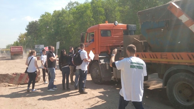 Фуры с мусором перед полигоном «Новоселки» были остановлены активистами