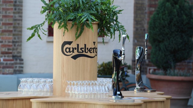 В новом проекте на «Первом» Владимир Познер съездил на пивоварню Carlsberg в Дании